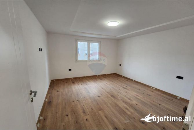 Ambiente Commerciale in Affitto 3+1 a Tirana - 850 Euro