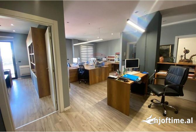 Ambiente Commerciale in Affitto 3+1 a Tirana - 950 Euro