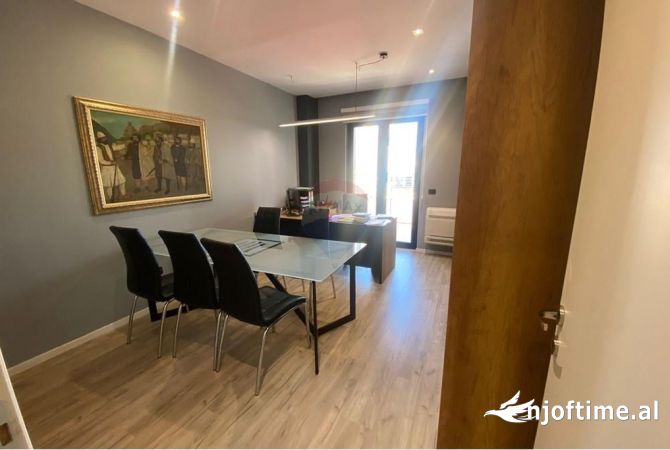 Ambiente Commerciale in Affitto 3+1 a Tirana - 950 Euro