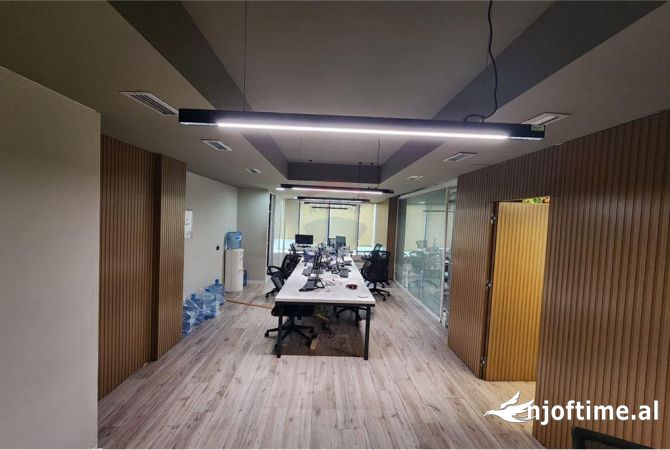 Ambiente Commerciale in Affitto 3+1 a Tirana - 1,500 Euro