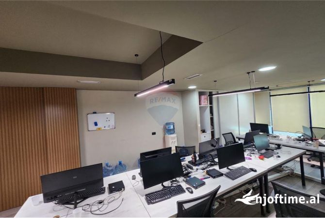 Ambiente Commerciale in Affitto 3+1 a Tirana - 1,500 Euro