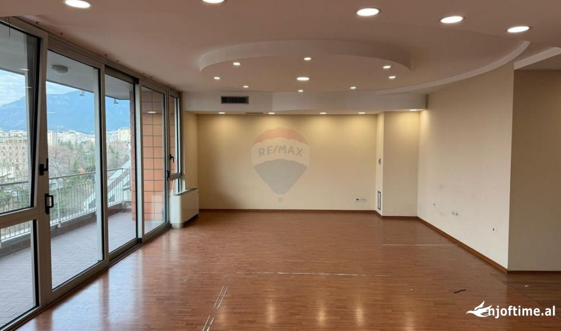 Jepet Zyre Me Qera Tek Piramida