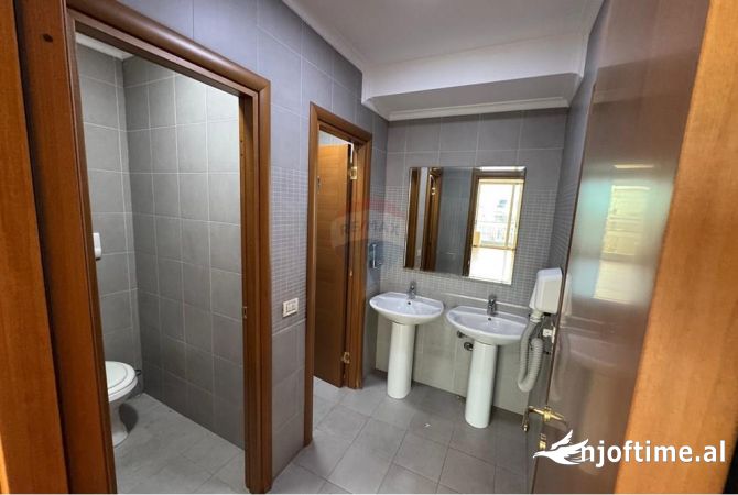 Jepet Zyre Me Qera Tek Piramida