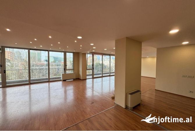 Ambiente Commerciale in Affitto 3+1 a Tirana - 3,500 Euro