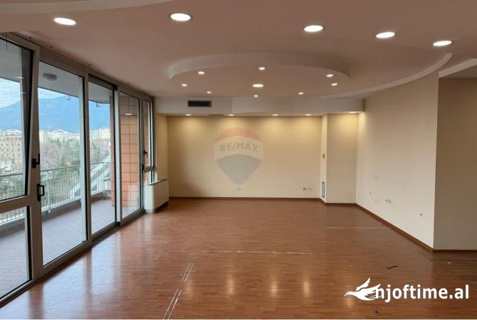 Ambiente Commerciale in Affitto 3+1 a Tirana - 3,500 Euro