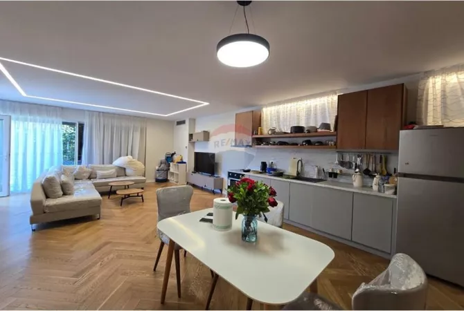 Shtepi me qera Apartament ne Tirane, 4+1, Mobilimi E mobiluar, Pagesa 5,000  Euro.