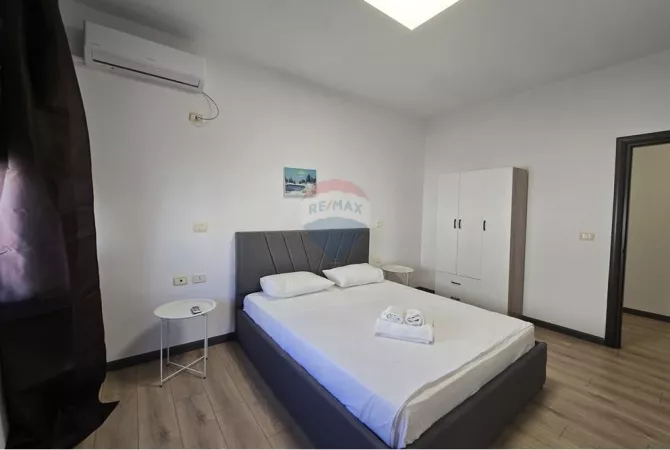 Shitet Apartament 2+1 tek Komuna e Parisit