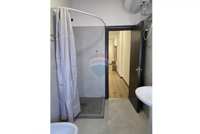 Shtepi ne shitje Apartament ne Tirane, 2+1, Mobilimi E mobiluar, Pagesa 185,000  Euro.