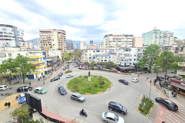 Ambjent komercial - Me qera - Sheshi Wilson