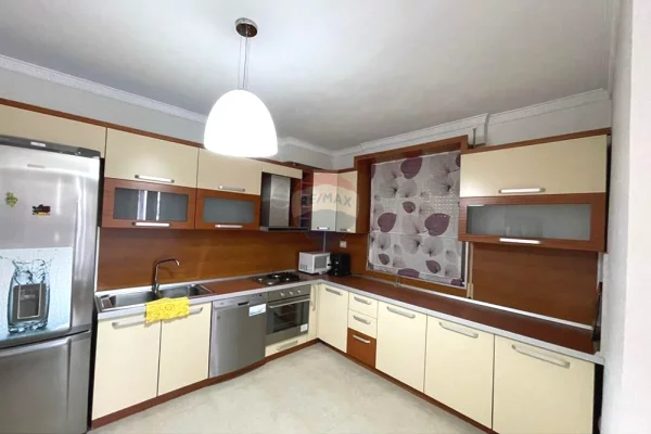 Shtepi ne shitje Apartament ne Tirane, 3+1, Mobilimi E mobiluar, Pagesa 380,000  Euro.