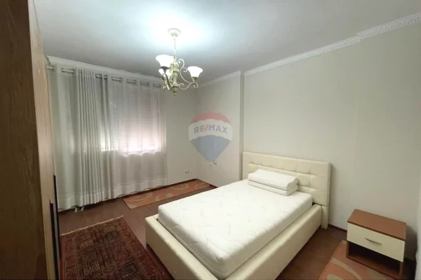 Shtepi ne shitje Apartament ne Tirane, 3+1, Mobilimi E mobiluar, Pagesa 380,000  Euro.
