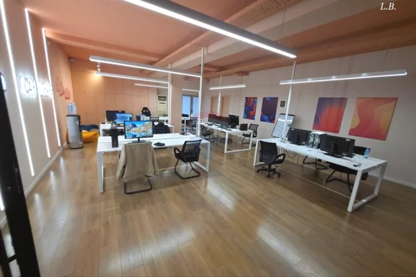 Ambiente Commerciale in Affitto 3+1 a Tirana - 2,000 Euro