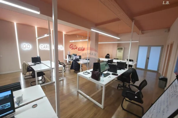 Ambiente Commerciale in Affitto 3+1 a Tirana - 2,000 Euro