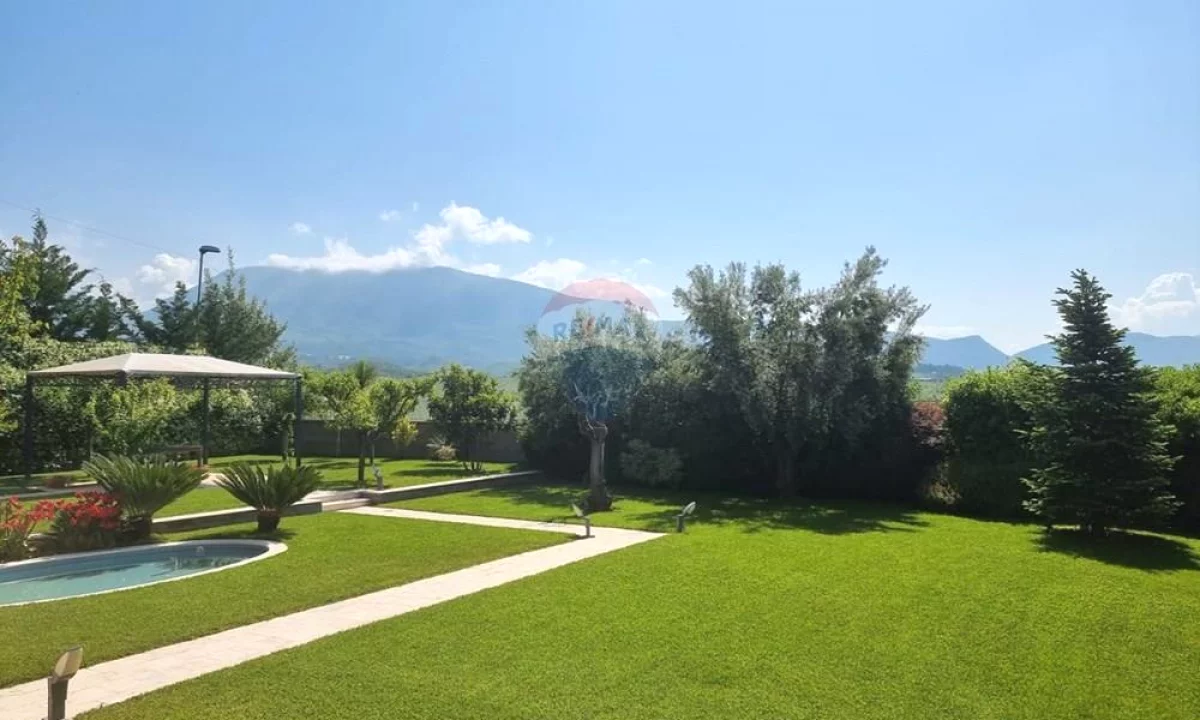 Luxury villas for sale in Tirana 4+1, Emty