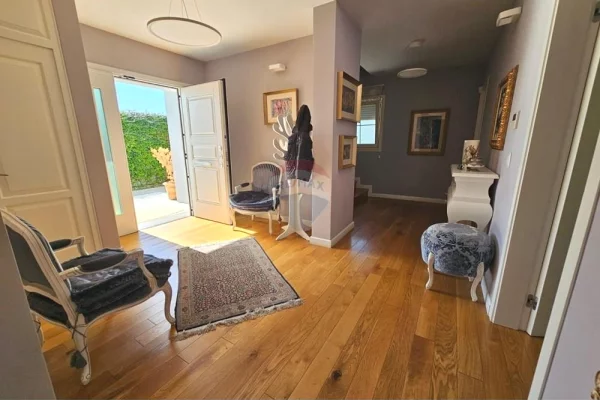 Luxury villas for sale in Tirana 4+1, Emty