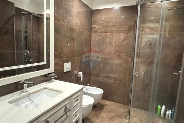 Shtepi me qera Apartament ne Tirane, 2+1, Mobilimi E mobiluar, Pagesa 3,000  Euro.