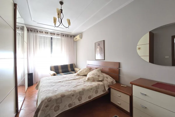 Shtepi me qera Apartament ne Tirane, 2+1, Mobilimi E mobiluar, Pagesa 70,000  Leke.