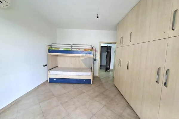 Shtepi ne shitje Apartament ne Tirane, 2+1, Mobilimi E mobiluar, Pagesa 180,000  Euro.