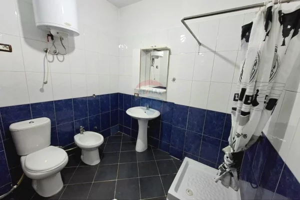Shtepi ne shitje Apartament ne Tirane, 2+1, Mobilimi E mobiluar, Pagesa 180,000  Euro.