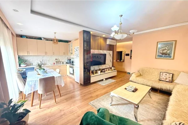 Shitet apartament 3+1+2 tek Kopshti Botanik