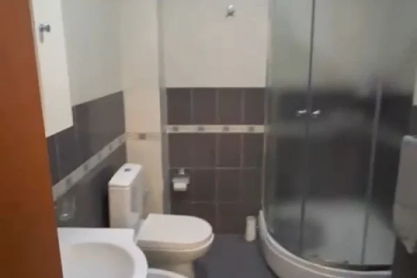Shtepi me qera Apartament ne Tirane, 1+1, Mobilimi E mobiluar, Pagesa 40,000  Leke.