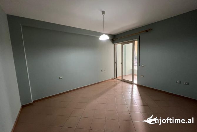Ambiente Commerciale in Affitto 3+1 a Tirana - 700 Euro