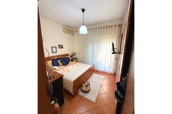 Shtepi ne shitje Apartament ne Tirane, 2+1, Mobilimi E mobiluar, Pagesa 147,000  Euro.