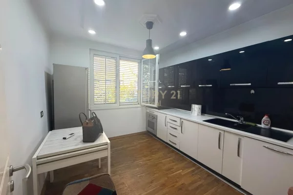 Shtepi me qera Apartament ne Tirane, 2+1, Mobilimi E mobiluar, Pagesa 80,000  Leke.