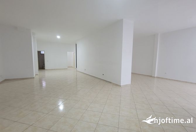 Ambiente Commerciale in Affitto 3+1 a Durazzo - 600 Euro