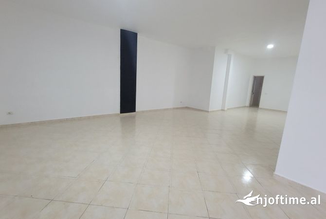 Ambiente Commerciale in Affitto 3+1 a Durazzo - 600 Euro