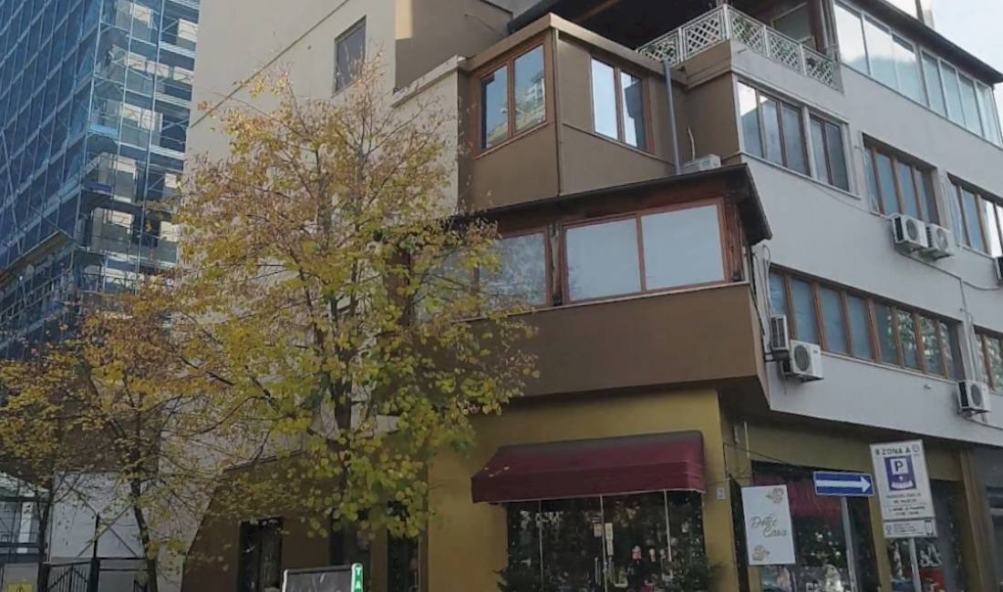 Ambient me qera ne ish bllok plus vend parkimi1600 Euro