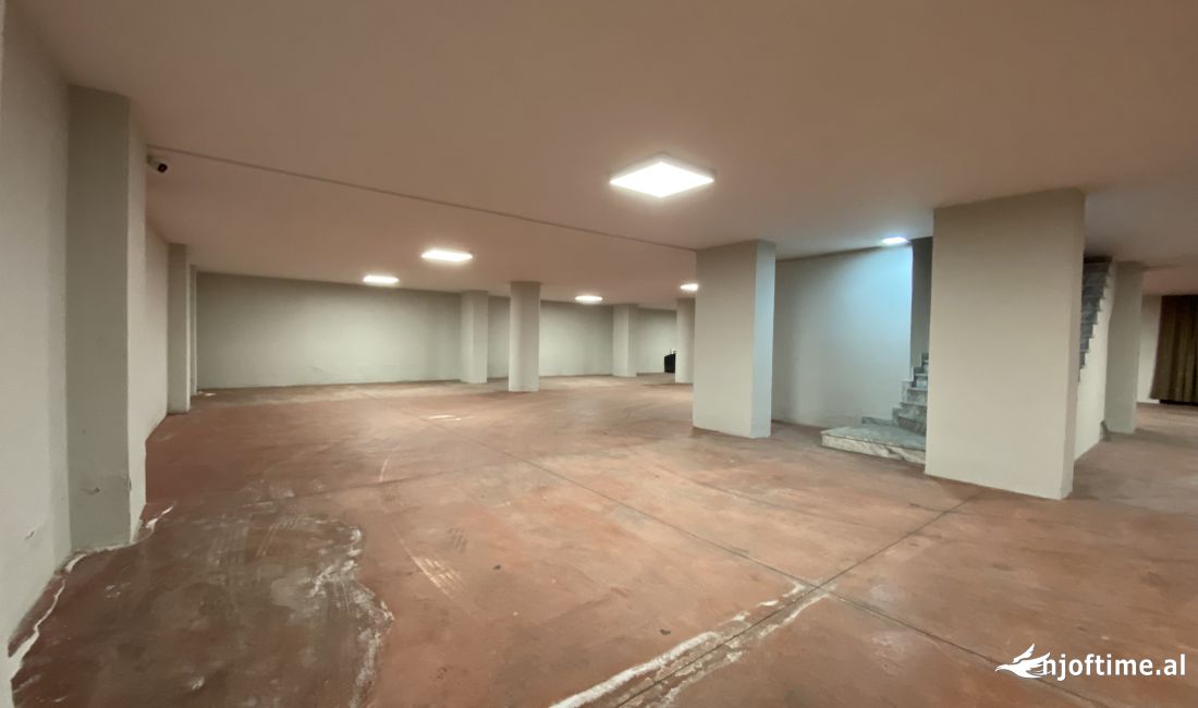 Garazh+dyqan ne shitje, Astir