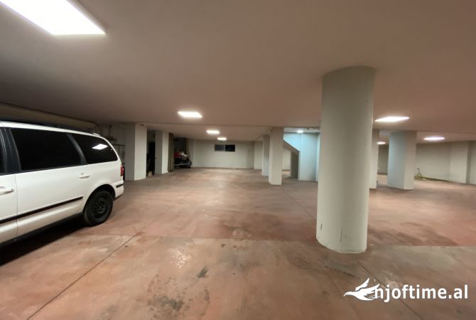 Garazh+dyqan ne shitje, Astir