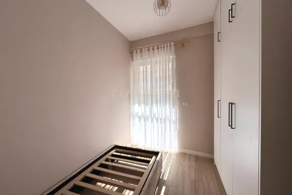Shtepi ne shitje Apartament ne Tirane, 2+1, Mobilimi E mobiluar, Pagesa 125,000  Euro.