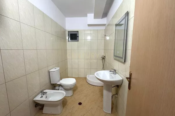 Shtepi ne shitje Apartament ne Tirane, 2+1, Mobilimi E mobiluar, Pagesa 125,000  Euro.