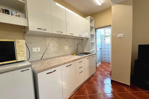 Shtepi ne shitje Apartament ne Tirane, 1+1, Mobilimi Pjeserisht e mobiluar, Pagesa 138,000  Euro.