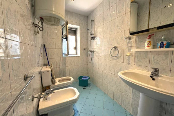 Shtepi ne shitje Apartament ne Tirane, 1+1, Mobilimi Pjeserisht e mobiluar, Pagesa 138,000  Euro.