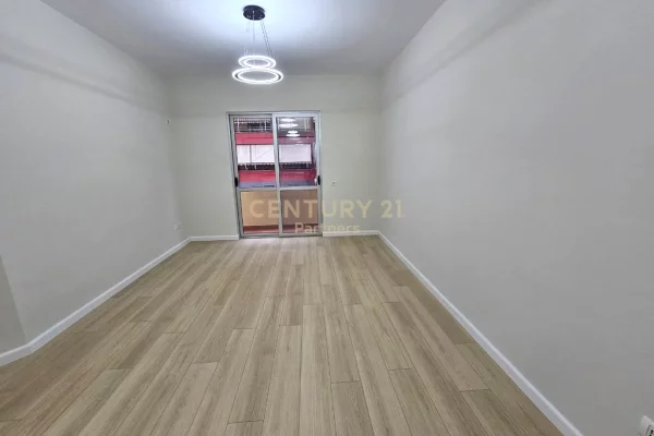Shtepi ne shitje Apartament ne Tirane, 2+1, Mobilimi Bosh, pa mobiluar, Pagesa 135,000  Euro.
