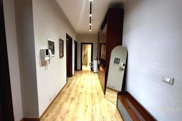 Shtepi me qera Apartament ne Tirane, 2+1, Mobilimi E mobiluar, Pagesa 900  Euro.
