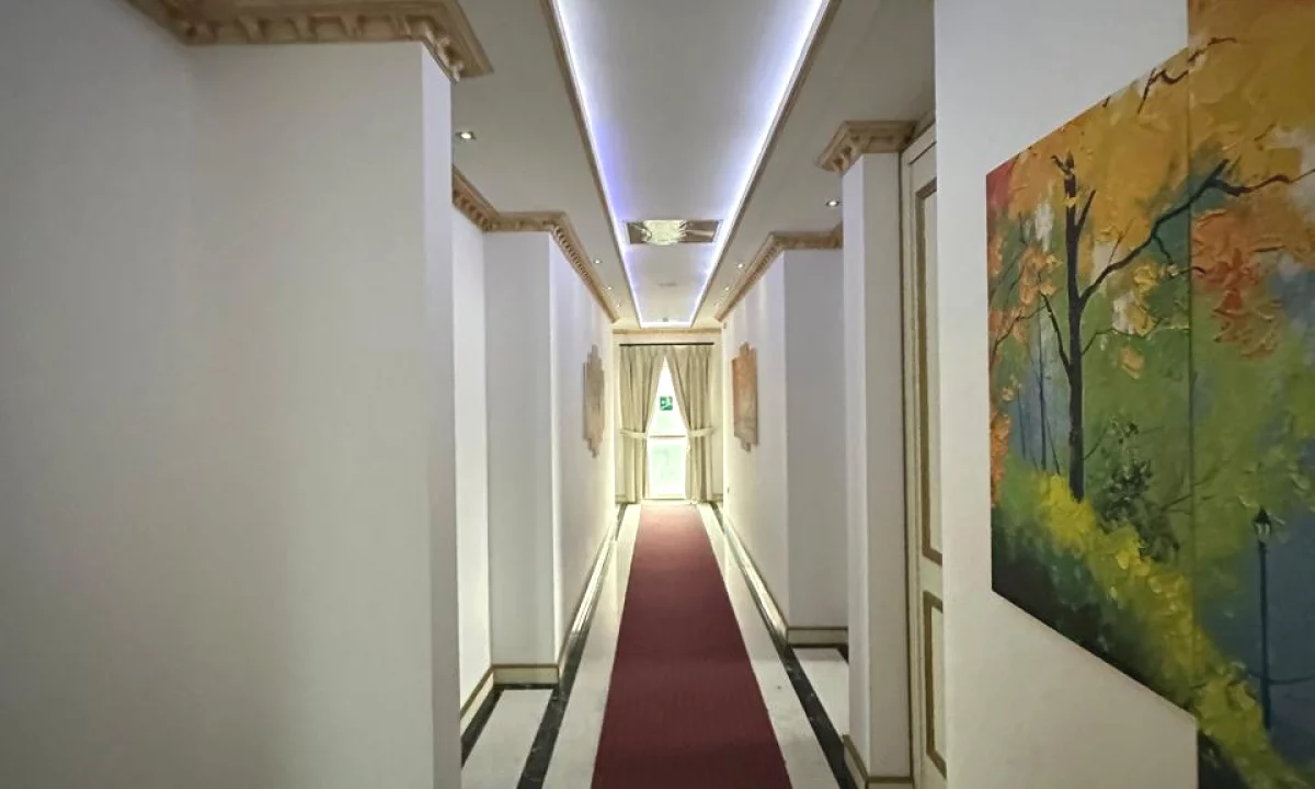 Hotel ne shitje, Kombinat