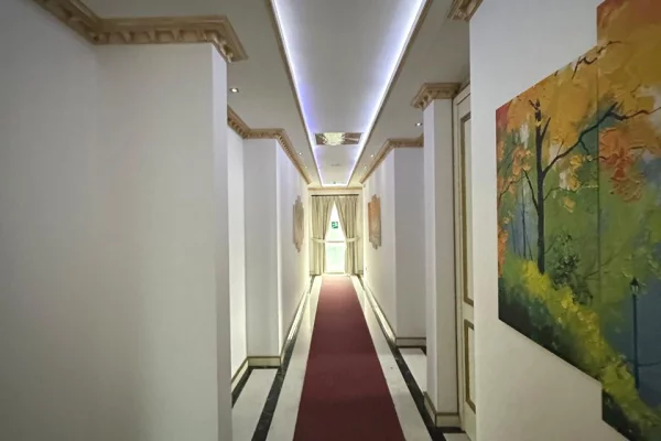 Hotel ne shitje, Kombinat