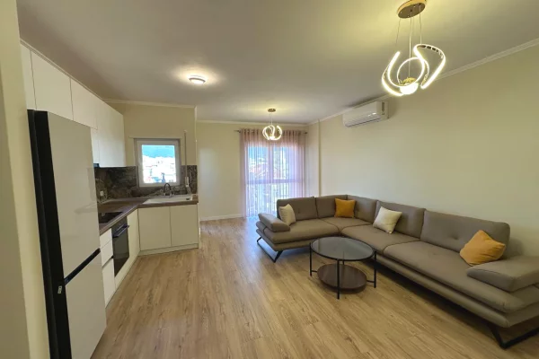 Shtepi me qera 2+1 ne Tirane - 65,000 Leke