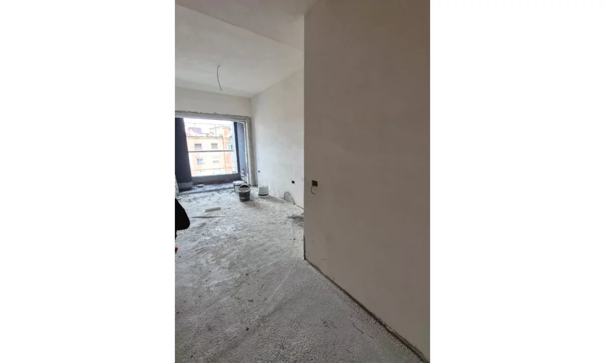 Shtepi ne shitje Apartament ne Tirane, 1+1, Mobilimi Bosh, pa mobiluar, Pagesa 260,000  Euro.