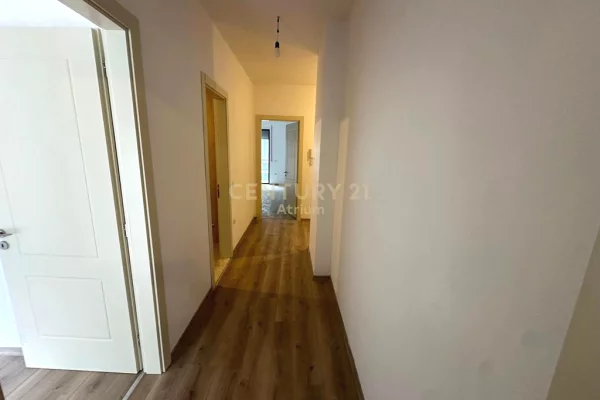 Shtepi ne shitje Apartament ne Tirane, 2+1, Mobilimi Bosh, pa mobiluar, Pagesa 190,000  Euro.