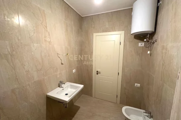 Shtepi ne shitje Apartament ne Tirane, 2+1, Mobilimi Bosh, pa mobiluar, Pagesa 190,000  Euro.