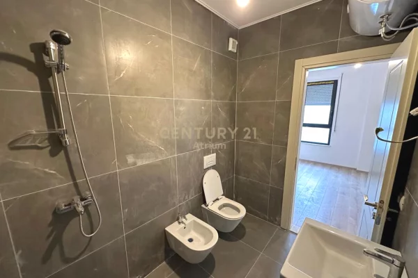 Shtepi ne shitje Apartament ne Tirane, 2+1, Mobilimi Bosh, pa mobiluar, Pagesa 190,000  Euro.