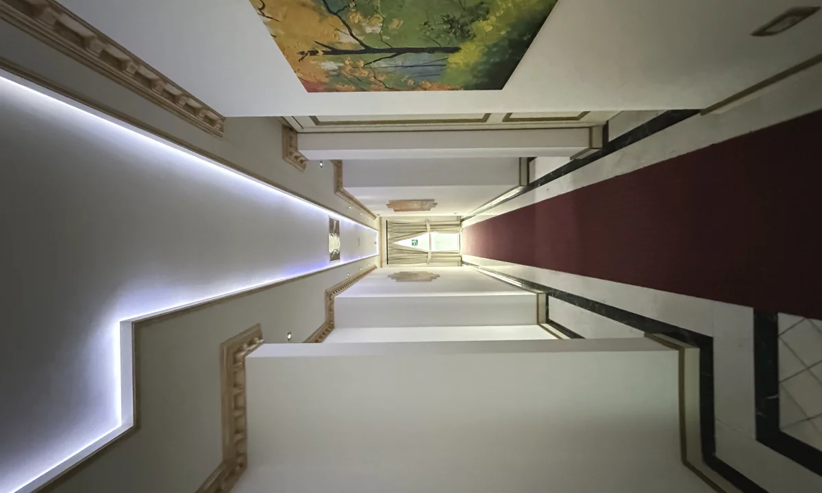 Hotel me qira, Kombinat