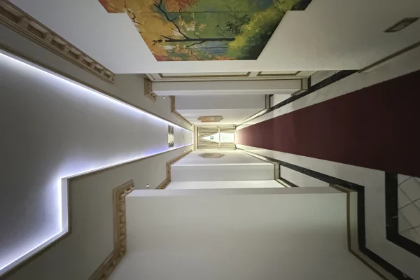 Hotel me qira, Kombinat