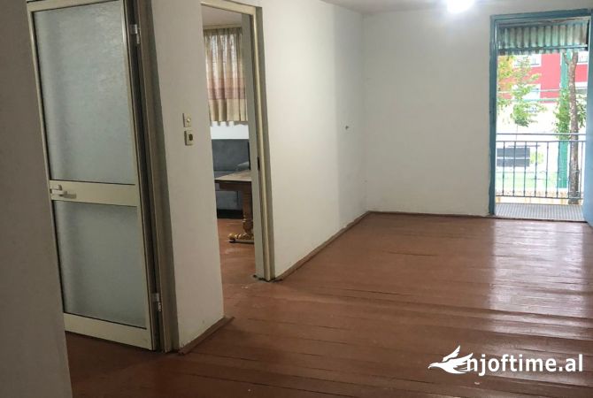 Ambiente Commerciale in Affitto 4+1 a Tirana - 800 Euro