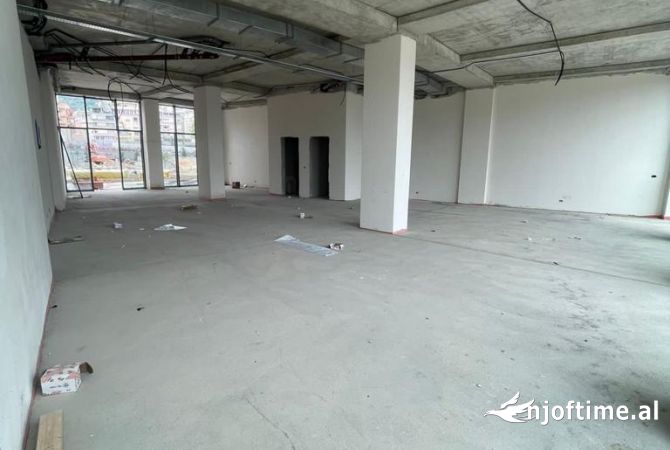 Ambiente Commerciale in Affitto 3+1 a Tirana - 4,000 Euro